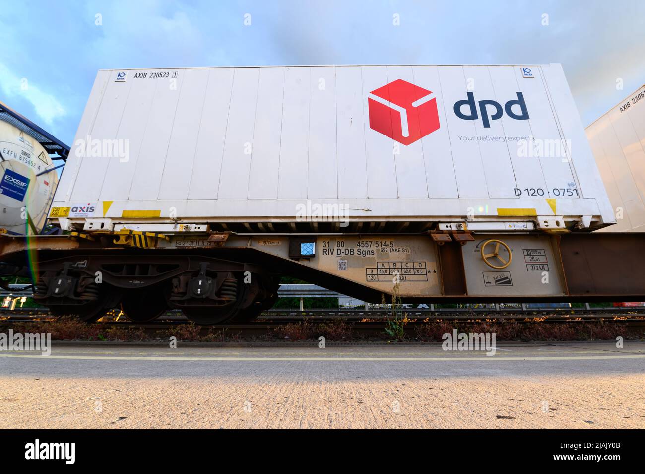 Hamburg, Deutschland. 30.. Mai 2022. Einer der DPD Container wurde auf den Güterzug verladen. Nach der Deutschen Post DHL versendet der Konkurrent DPD nun auch einige seiner Pakete mit der Bahn quer durch Deutschland. Am Dienstagabend startete das Unternehmen ein Projekt, bei dem Güterzüge zwischen Hamburg und Duisburg verkehren. Quelle: Jonas Walzberg/dpa/Alamy Live News Stockfoto