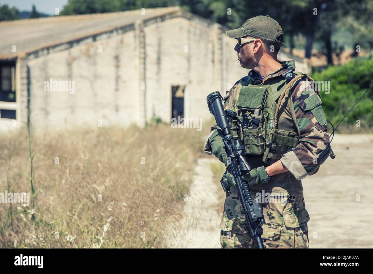 Halblanges Porträt eines bewaffneten Navy-Robben-Kämpfers mit ballistischer Brille, während er im Freien steht. Stockfoto