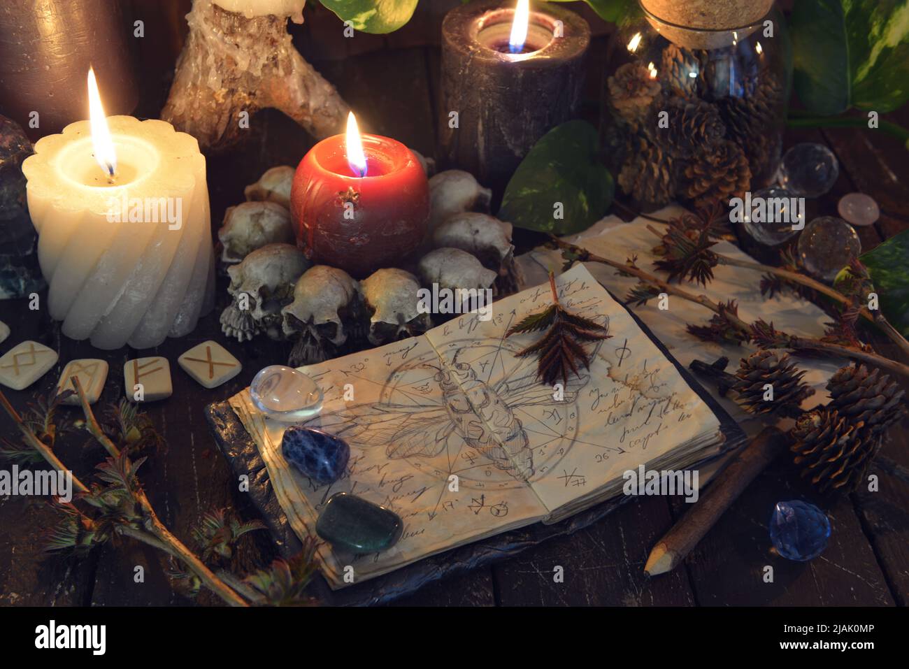 Wicca, esoterisches und okkultes Stillleben mit Vintage-Zauberobjekten und Kerzen auf dem Hexentischaltar für mystische Rituale und Wahrsagerei. Halloween und Stockfoto