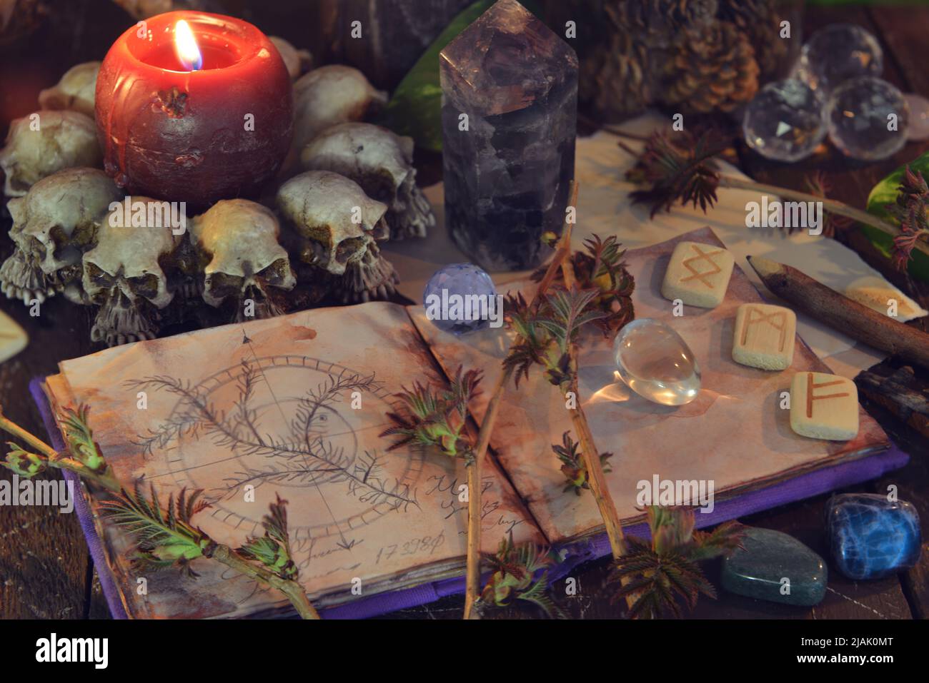 Wicca, esoterisches und okkultes Stillleben mit Vintage-Zauberobjekten und offenem Buch auf Hexentisch-Altar für mystische Rituale und Wahrsagerei. Halloween Stockfoto