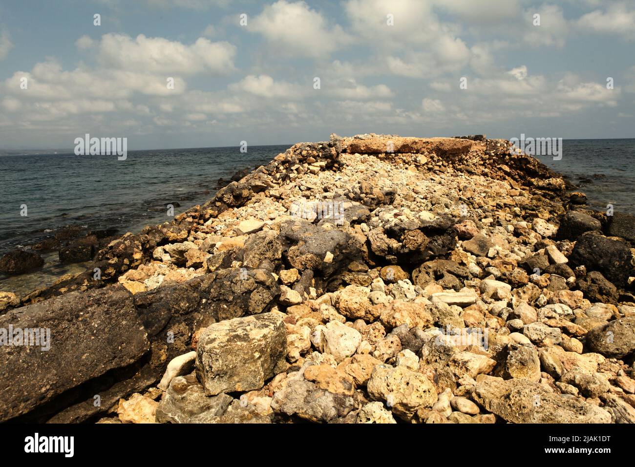 Ein verlassene Pier mit Blick auf den Indischen Ozean, fotografiert während der Trockenzeit in Rua, Sumba Island, East Nusa Tenggara, Indonesien. Stockfoto