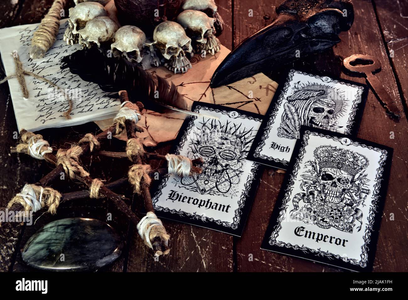 Wicca, esoterisches und okkultes Stillleben mit Vintage-Zauberobjekten und Tarot-Karten mit Totenköpfen auf dem Hexentischaltar für mystische Rituale und Glückstelli Stockfoto