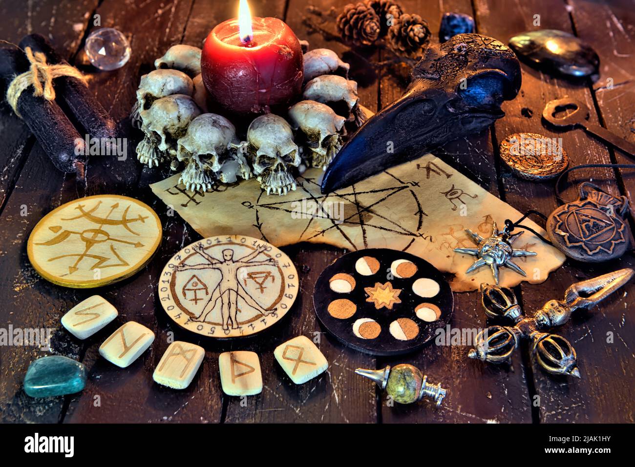 Wicca, esoterisches und okkultes Stillleben mit Vintage-Zauberobjekten auf dem Hexentischaltar für mystische Rituale und Wahrsagerei. Halloween und Gothic Con Stockfoto