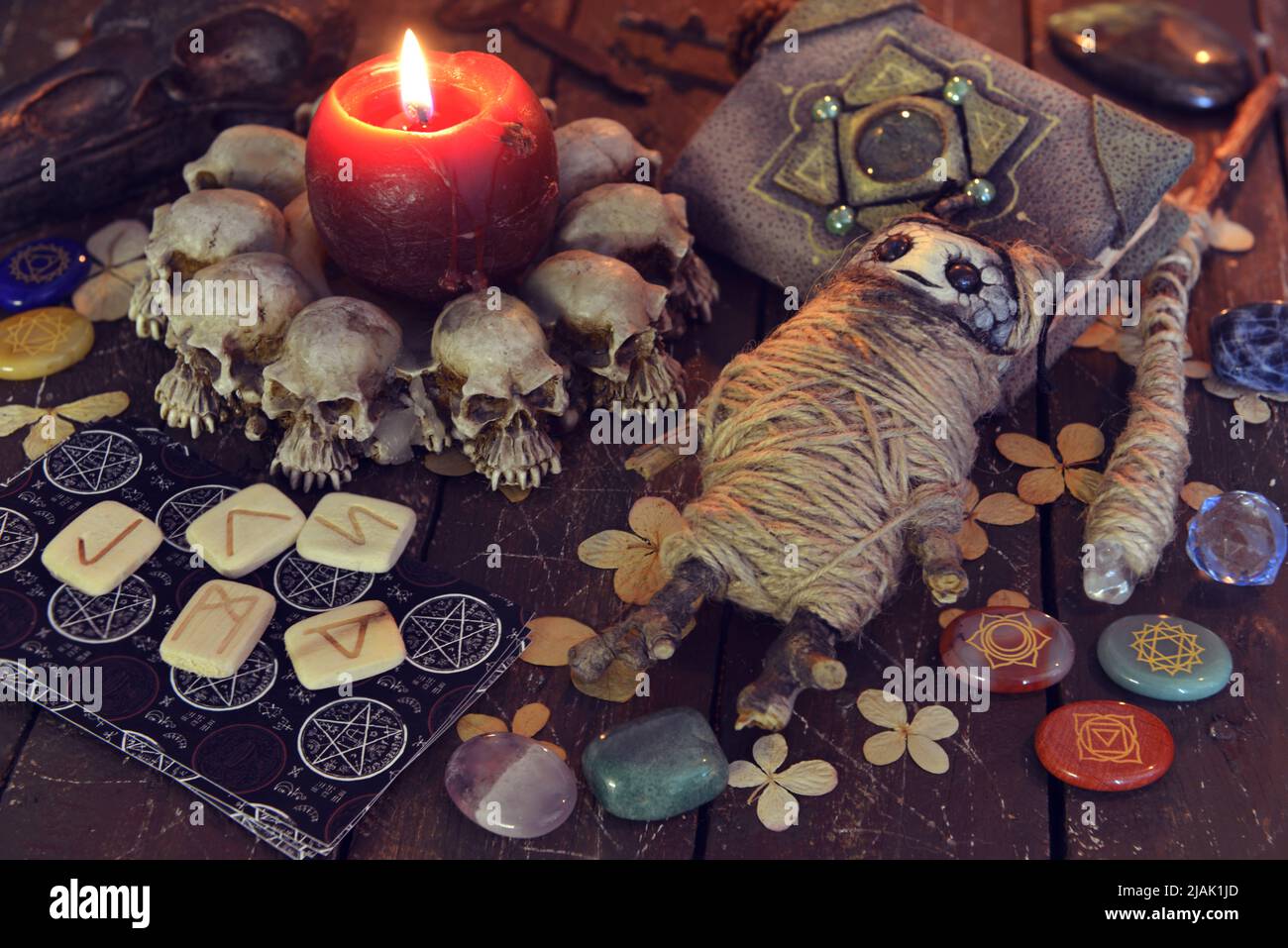 Wicca, esoterisches und okkultes Stillleben mit Vintage-Zauberobjekten und Voodoo-Puppe auf Hexentischaltar für mystische Rituale und Wahrsagerei. Hallowee Stockfoto