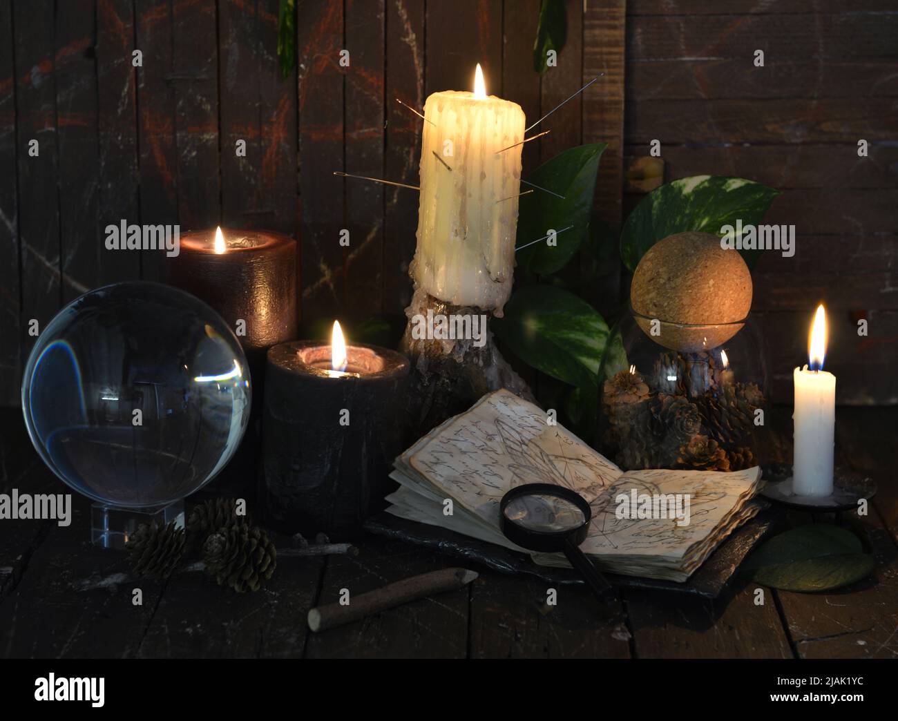 Wicca, esoterisches und okkultes Stillleben mit Vintage-Zauberobjekten auf dem Hexentischaltar für mystische Rituale und Wahrsagerei. Halloween und Gothic Con Stockfoto