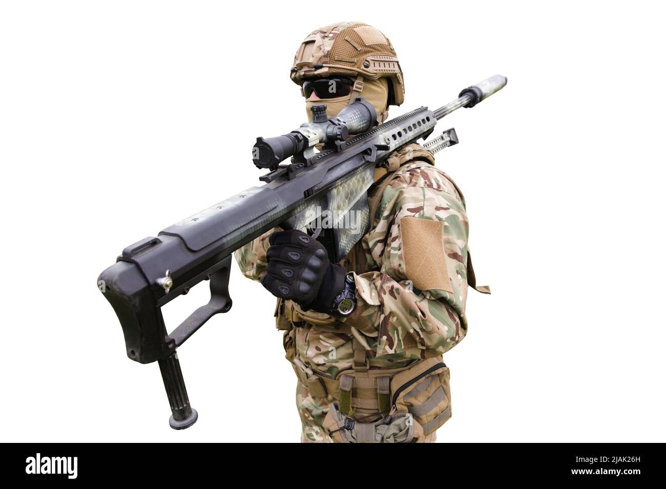 Bewaffneter Spezialeinsatzsoldat mit Scharfschützengewehr, isoliert auf weißem Hintergrund Stockfoto