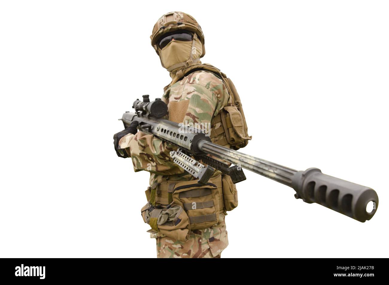 Spezialeinsatzsoldat mit Scharfschützengewehr, isoliert auf weißem Hintergrund. Stockfoto
