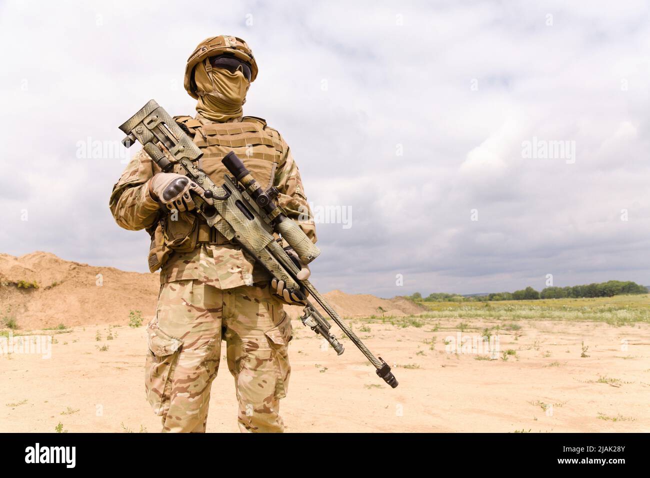 Ausgerüstet und bewaffnete Spezialeinheiten Soldat in der Wüste. Stockfoto