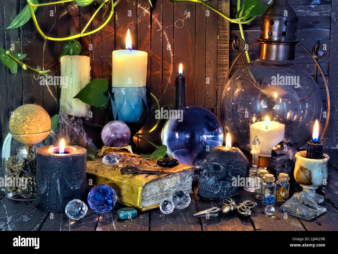 Wicca, esoterisches und okkultes Stillleben mit Vintage-Zauberobjekten auf dem Hexentischaltar für mystische Rituale und Wahrsagerei. Halloween und Gothic Con Stockfoto