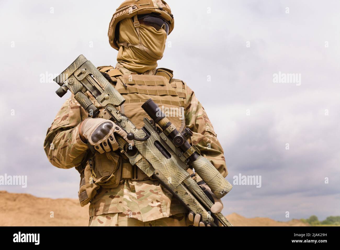 Bewaffneter und bewaffneter Soldat der Spezialeinheiten mit Scharfschützengewehr, Nahaufnahme. Stockfoto