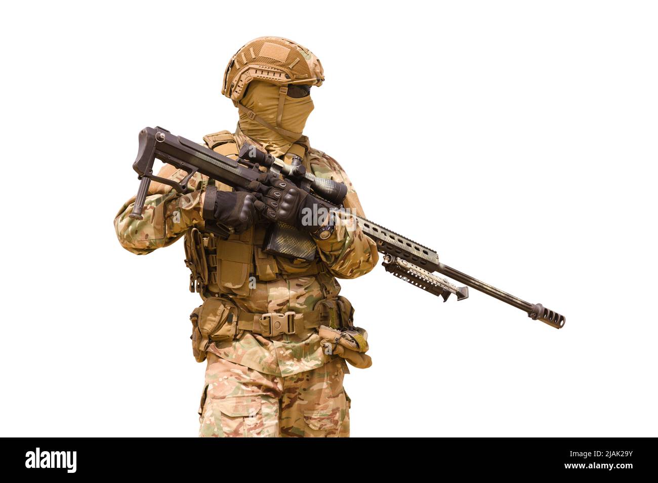 Ausgerüsteter Soldat der Spezialeinheiten mit Scharfschützengewehr, isoliert auf weißem Hintergrund. Stockfoto