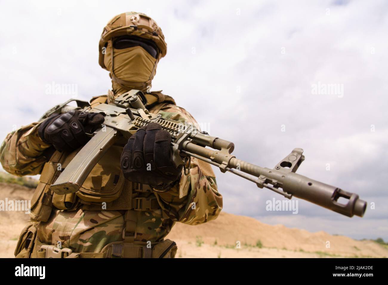 Soldat mit Gewehr, Nahaufnahme aus der unteren Perspektive. Stockfoto