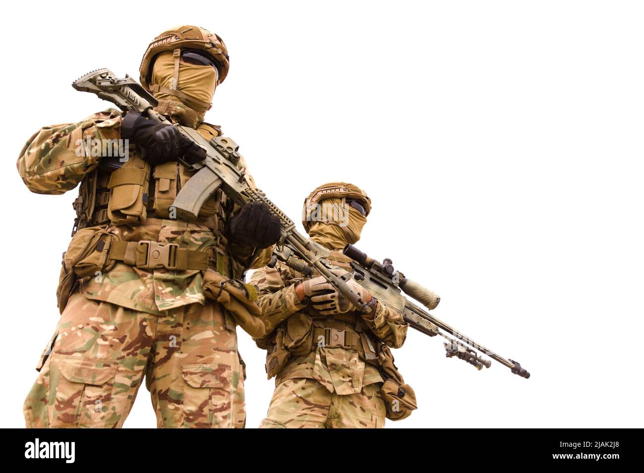Zwei mit Gewehren ausgestattete Soldaten der Spezialeinheiten, isoliert auf weißem Hintergrund. Stockfoto