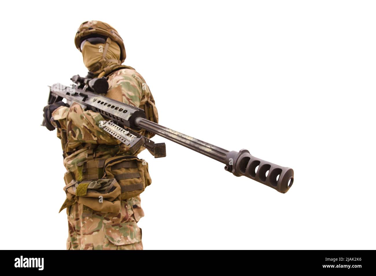 Ausgerüsteter Soldat der Spezialeinheiten mit Scharfschützengewehr, isoliert auf weißem Hintergrund. Stockfoto