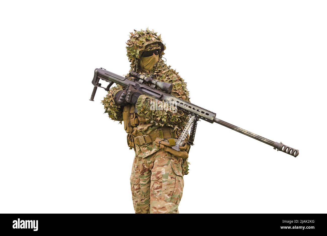 Scharfschütze mit Scharfschützengewehr, isoliert auf weißem Hintergrund. Stockfoto