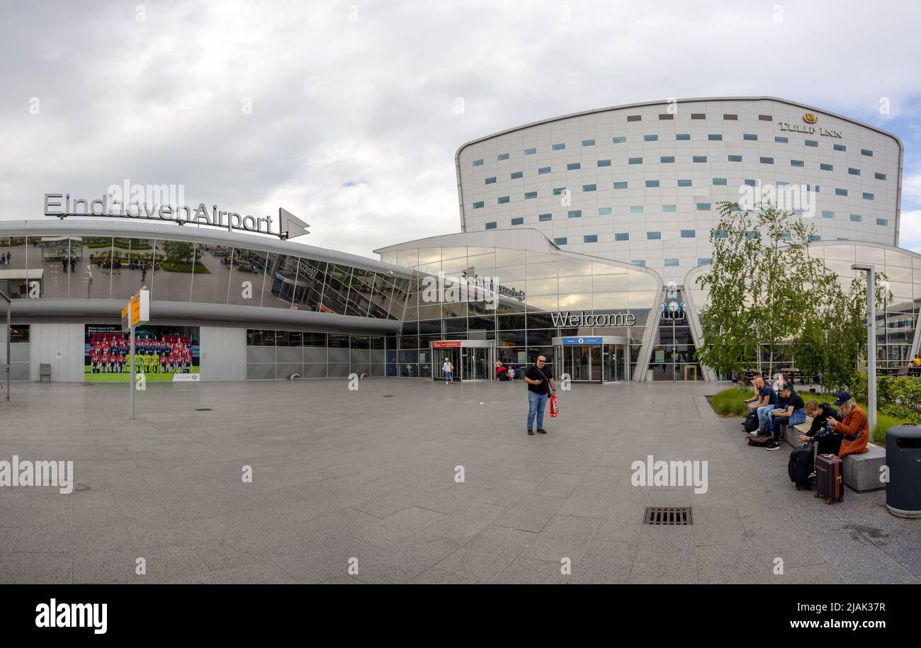 Panorama des Flughafenterminals Eindhoven von außen und des Tulip Inn Hotels Stockfoto