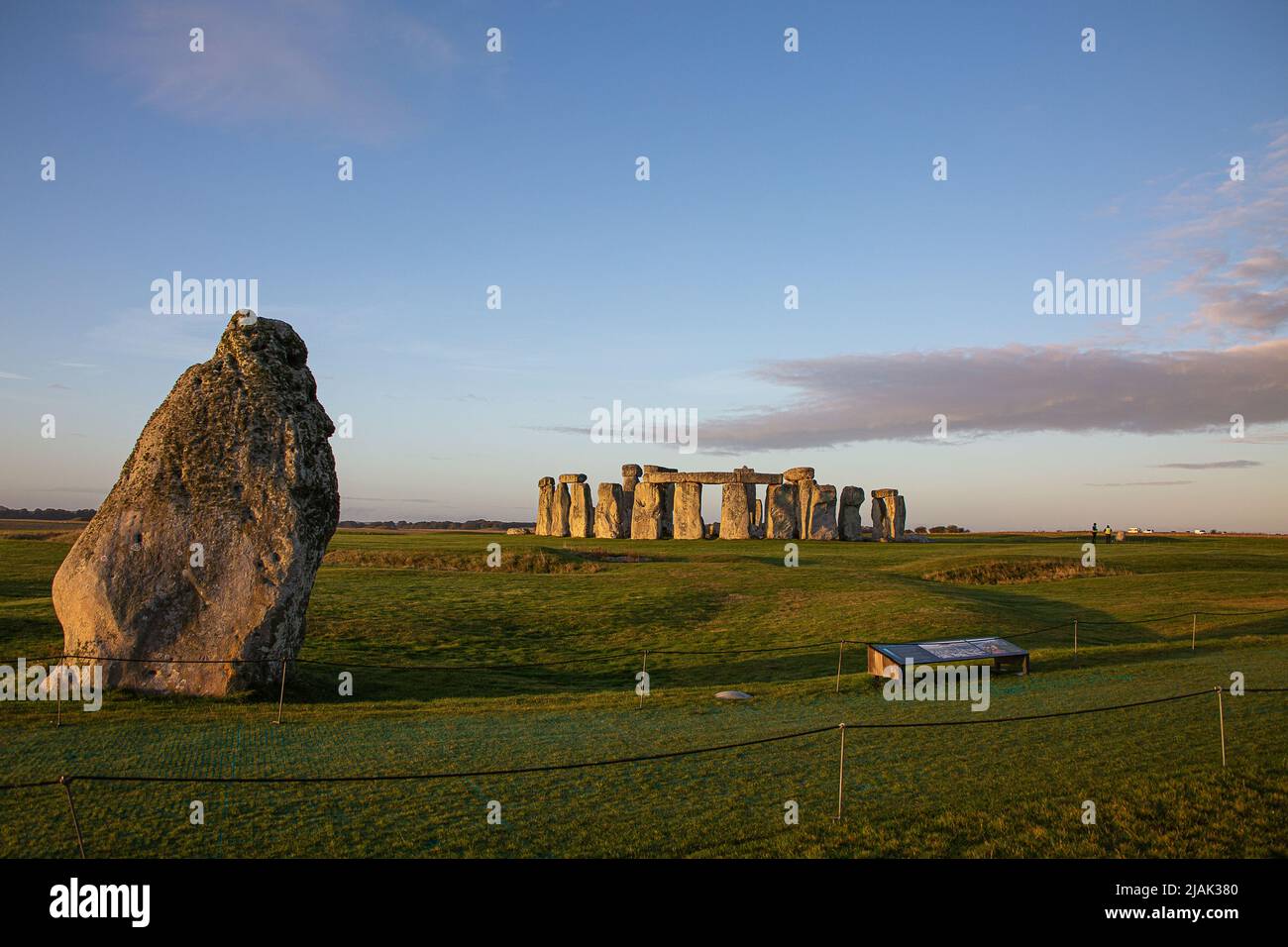 Der Heel-Stein und Informationstafel am historischen Wahrzeichen von Stonehenge im Hintergrund Stockfoto