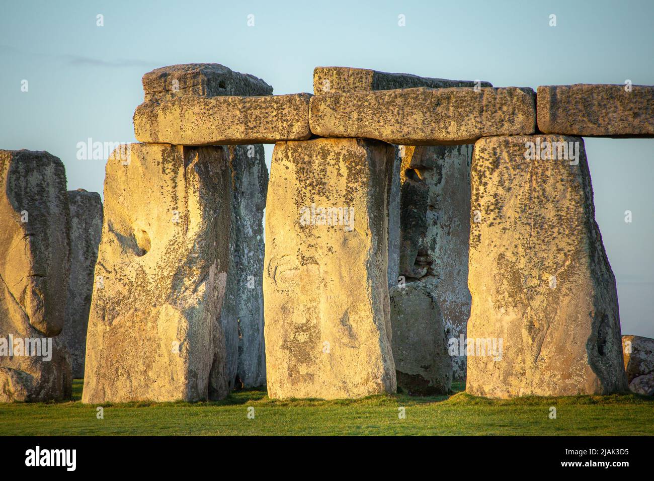 Steine und Felsen aus Stonehenge, einem prähistorischen Wahrzeichen der englischen Landschaft. Weltkulturerbe Stockfoto