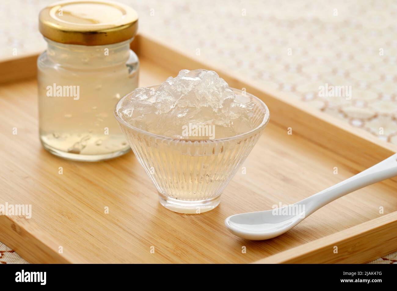Essbare Vogelnistsuppe in einer Schüssel und in einer Flasche, gesundes chinesisches Kräutergetränk mit Kollagen Stockfoto
