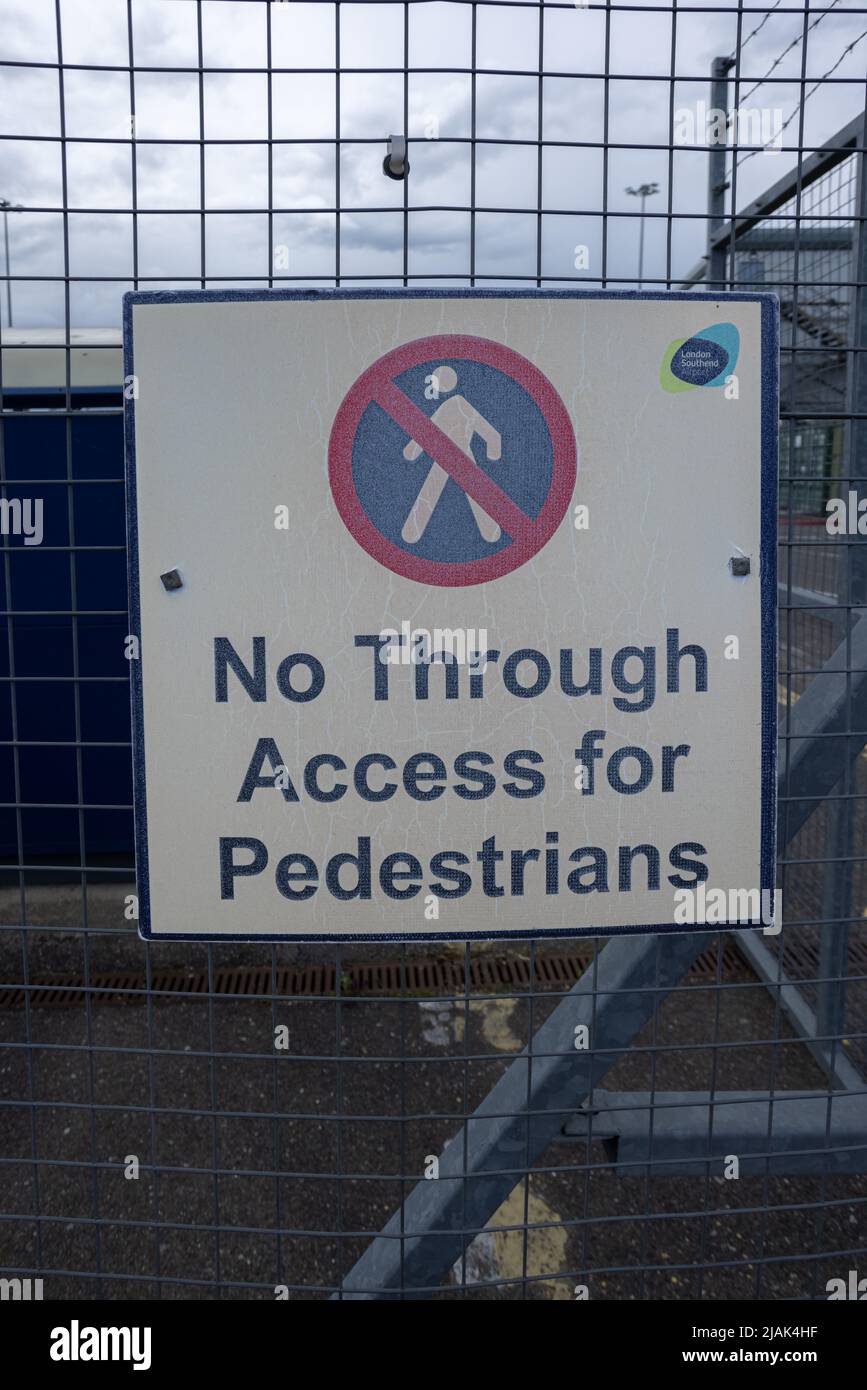 Kein Durchgangszugang für Fußgänger, Schild an einem Metallzaun am Londoner Flughafen Southend (SEN) Stockfoto