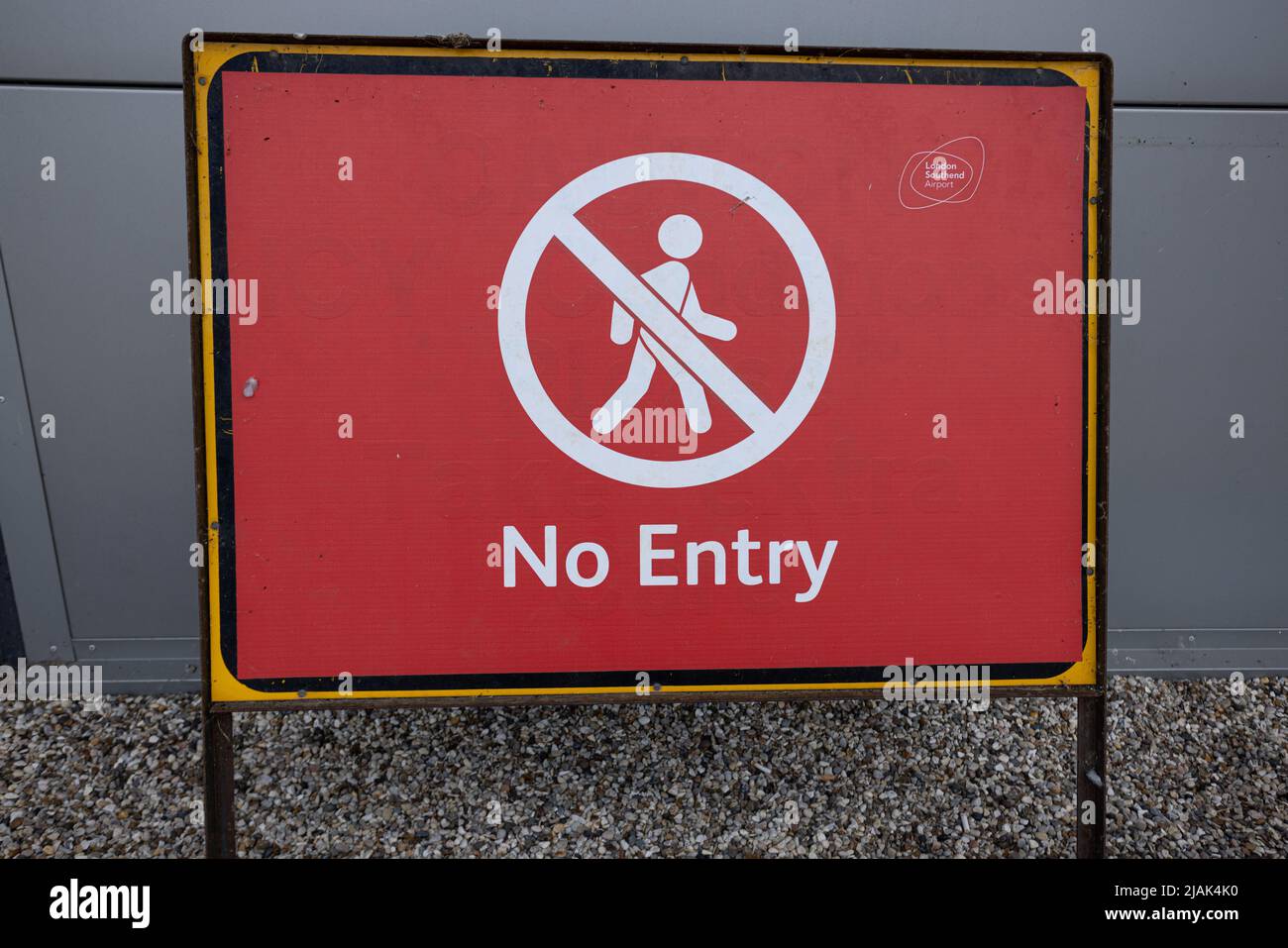 Rot-weißes Hinweisschild ohne Einfahrt am Londoner Flughafen Southend (SEN) in Großbritannien Stockfoto