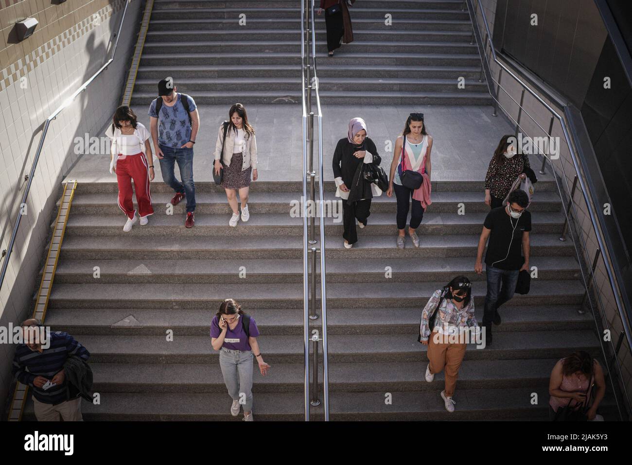 Ankara, Türkei. 30.. Mai 2023. Menschen ohne Gesichtsmasken gehen in die U-Bahn, um in die U-Bahn zu gelangen. Mit dem Rundschreiben des Innenministeriums der Republik Türkei wurde das Verbot von Masken im öffentlichen Verkehr aufgehoben, da die Zahl der COVID-19-Fälle unter 1000 fiel. Kredit: SOPA Images Limited/Alamy Live Nachrichten Stockfoto