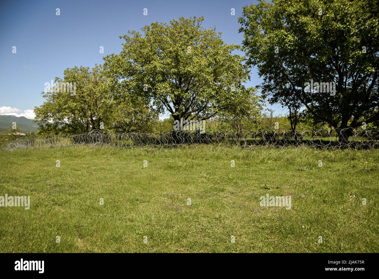 Khurvaleti, Georgia. 28.. Mai 2022. Stacheldrahtzaun vom georgisch kontrollierten Gebiet aus gesehen. Seit 2008, als Russland in Georgiens, Südossetiens Region einmarschierte, installierten russische Grenzposten Stachelzäune mit Draht. Die Region wird als De-facto-Staat anerkannt. Der Führer von Südossetien, der besetzten georgischen Region, fordert ein Referendum, um Russland beizutreten. (Bild: © Nicolo Vincenzo Malvestuto/SOPA Images via ZUMA Press Wire) Stockfoto