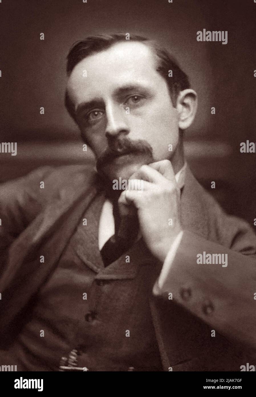 James Matthew (J.M.) Barrie (1860-1937), schottischer Dramatiker und Romanautor, bekannt als Autor von Peter Pan, in einem Porträt von Frederick Hollyer aus dem Jahr 1892. Stockfoto