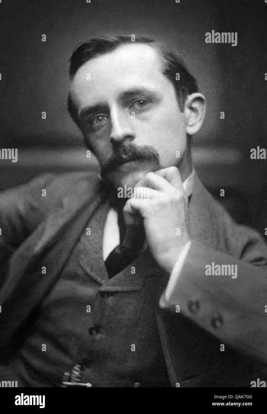 James Matthew (J.M.) Barrie (1860-1937), schottischer Dramatiker und Romanautor, bekannt als Autor von Peter Pan, in einem Porträt von Frederick Hollyer aus dem Jahr 1892. Stockfoto