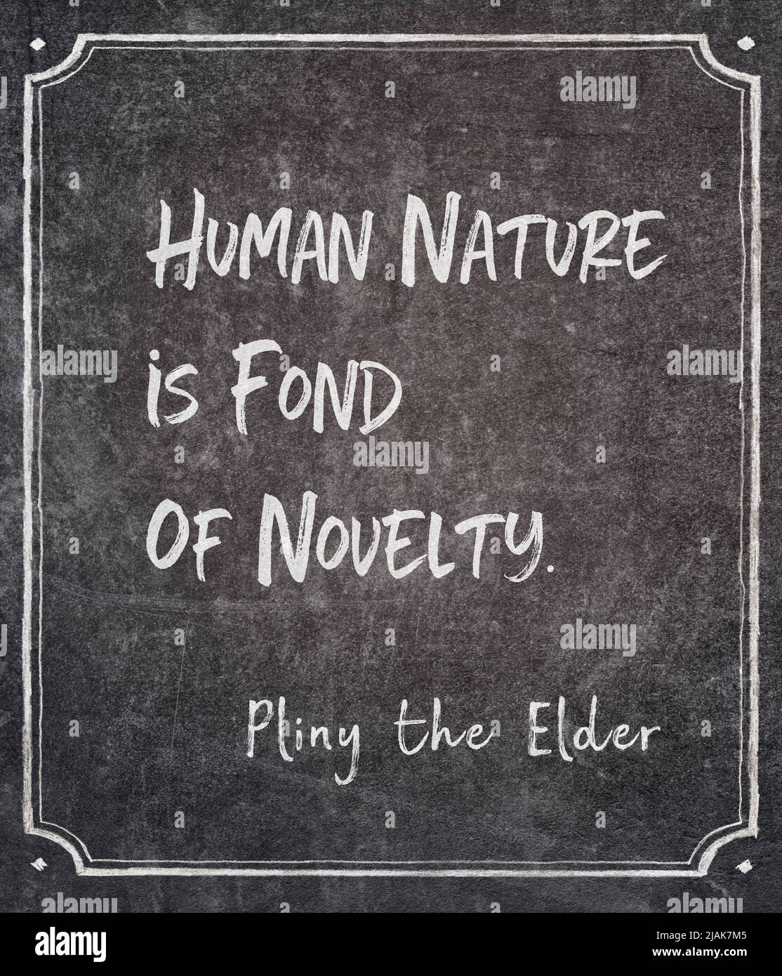 Die menschliche Natur liebt die Neuheit - der alte römische Autor Plinius der Ältere zitierte auf gerahmter Tafel Stockfoto