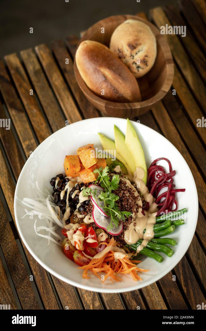 buddha Schüssel mit frischen vegetarischen, gesunden Speisen auf Holztisch Stockfoto
