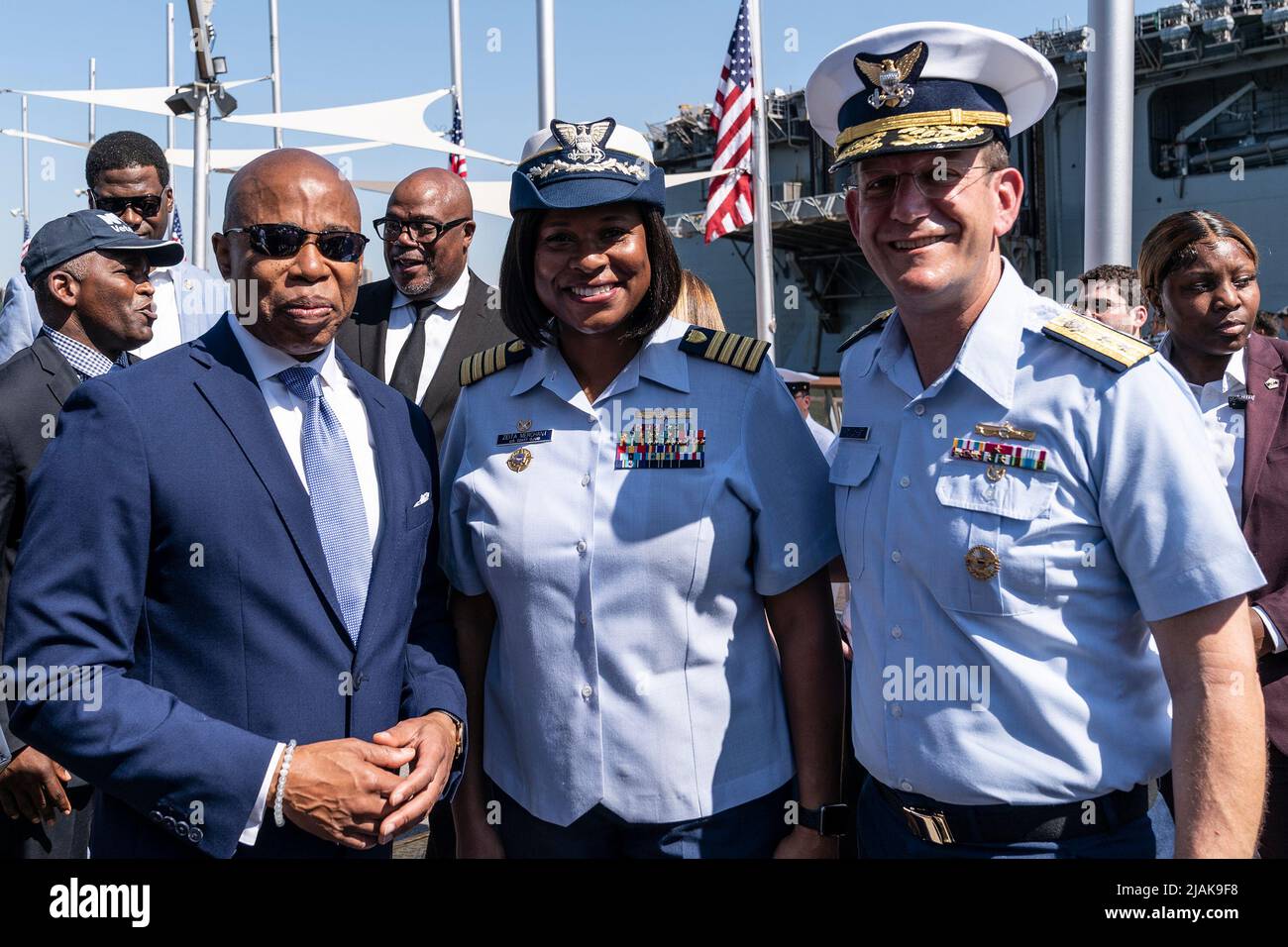 New York, Usa. 30.. Mai 2022. Eric Adams, Zeita Merchant, John Mauger nehmen an der jährlichen Gedenkfeier zum Intrepid Sea, Air & Space Museum Teil (Foto: Lev Radin/Pacific Press) Quelle: Pacific Press Media Production Corp./Alamy Live News Stockfoto