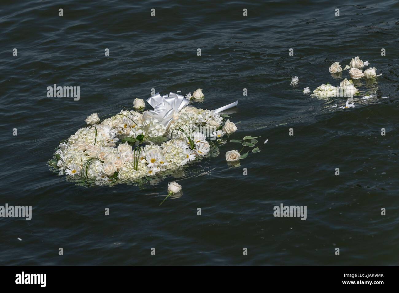 New York, Usa. 30.. Mai 2022. Ein Kranz schwebt während der jährlichen Gedenkfeier zum Intrepid Sea, Air & Space Museum (Foto: Lev Radin/Pacific Press) Quelle: Pacific Press Media Production Corp./Alamy Live News Stockfoto