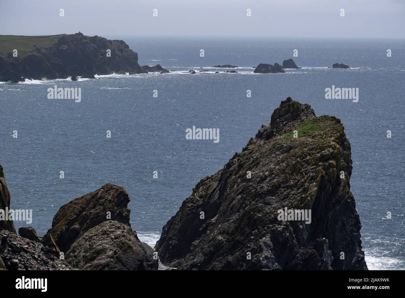 Ein Blick auf den Lizard Point in der Ferne, Cornwall, England. Die Echse ist der südlichste Punkt auf den Britischen Inseln. Stockfoto