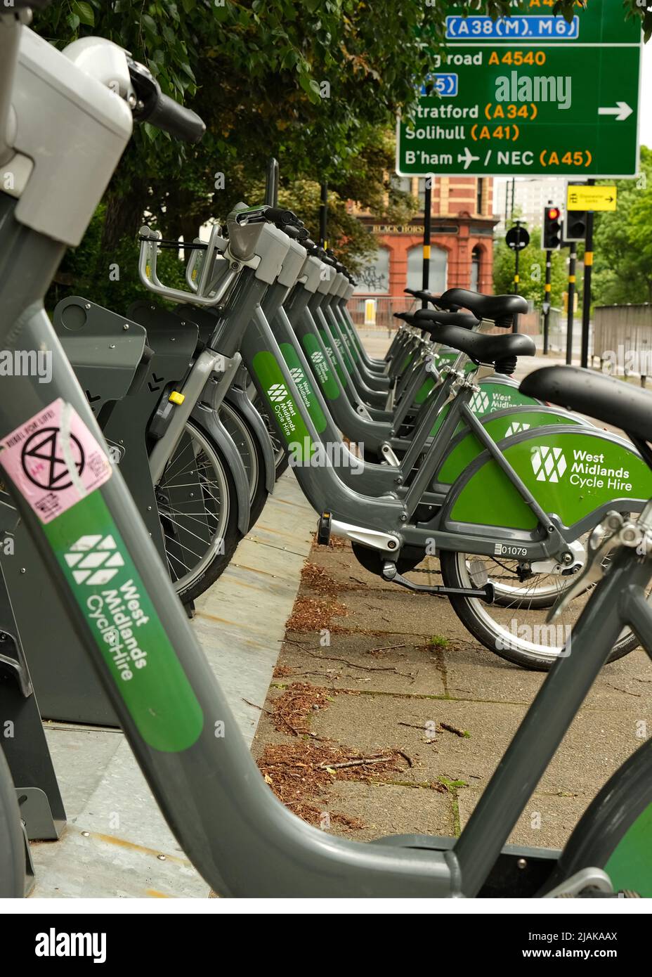 Mai 2022 - West Midland mietet Fahrräder auf einem Gepäckträger in der Nähe der Universität Birmingham Stockfoto