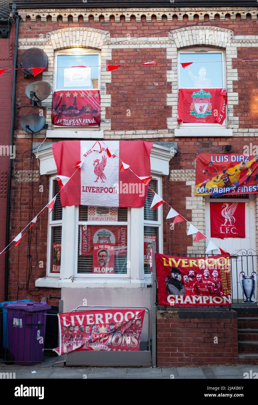 Vor dem Spiel der UEFA Champion League gegen Real Madrid war ein Haus in Anfield mit Liverpools Spruchbändern geschmückt Stockfoto