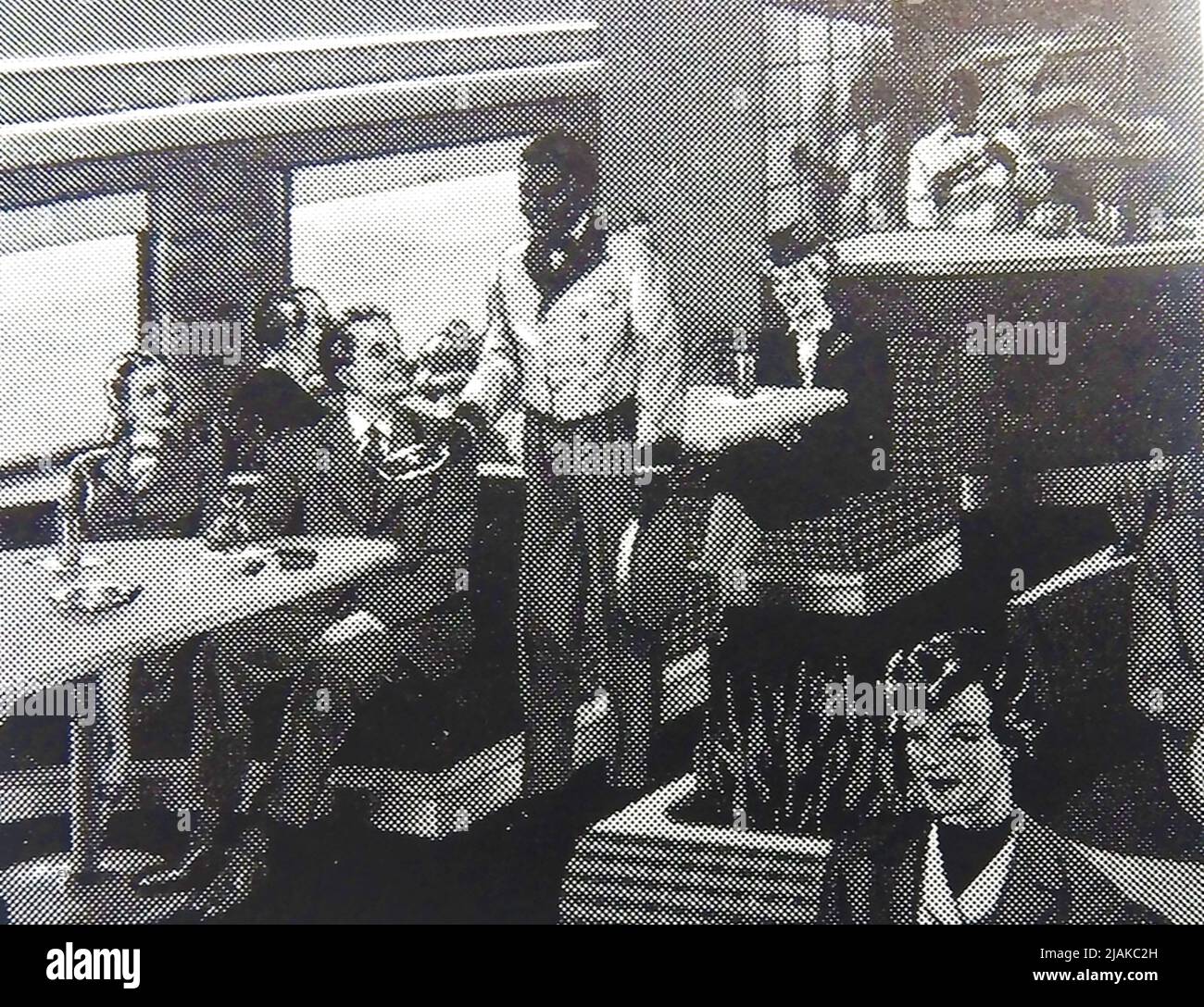 Eine Ansicht des Innenraums des damals neuen Olympian HIAWATHA Eisenbahn Speisewagens, Restaurant und Bar (USA) aus dem Jahr 1947 - der Olympian Hiawatha und seine früheren Olympian waren Personenzüge, die von der Chicago, Milwaukee, St. Paul und Pacific Railroad betrieben wurden, die im Volksmund als die Milwaukee Road bekannt sind. Es lief zwischen Chicago und dem pazifischen Nordwesten. Zwischen 1947 und 1961. Im Zug gab es auch Schlaffächer mit Blick auf den Himmel. Stockfoto