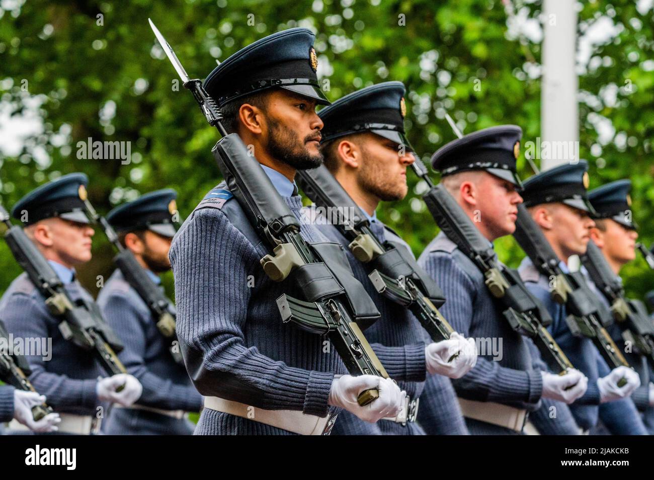 London, Großbritannien. 31 Mai 2022. Das RAF-Regiment und andere RAF-Einheiten, die die Mall passieren - Eine letzte, dämmerliche, Generalprobe für den militärischen Teil des Platinum Jubilee Pageant (PJP), der am Sonntag, dem 5. Juni stattfindet. Die Parade, die von der privaten ‘Pageant Company' entworfen wurde, besteht aus einer Reihe von ‘Acts', Davon ist zuerst das Militärkontingent, gefolgt von einer großen zivilen Prozession. Ersteres besteht aus berittenen Truppen, marschierenden Abteilungen und Bands von bis zu 1800 Militärs, darunter ausländische und Commonwealth-Abteilungen von Einheiten mit einer besonderen Verbindung zur Königin HM. Vorbereitungen für den Zele Stockfoto