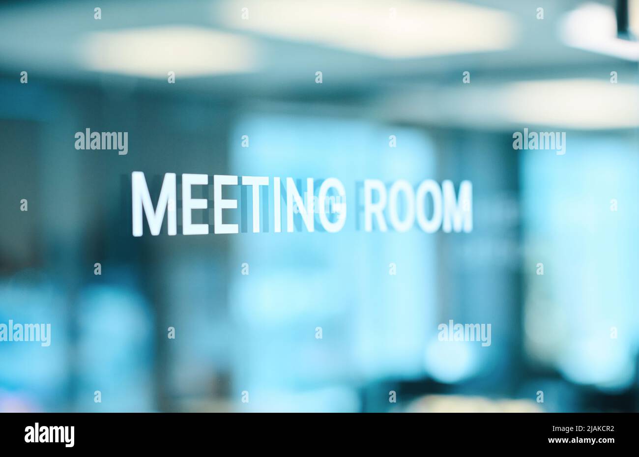 Nahaufnahme der Glastür des Konferenzraums im modernen Büro Stockfoto