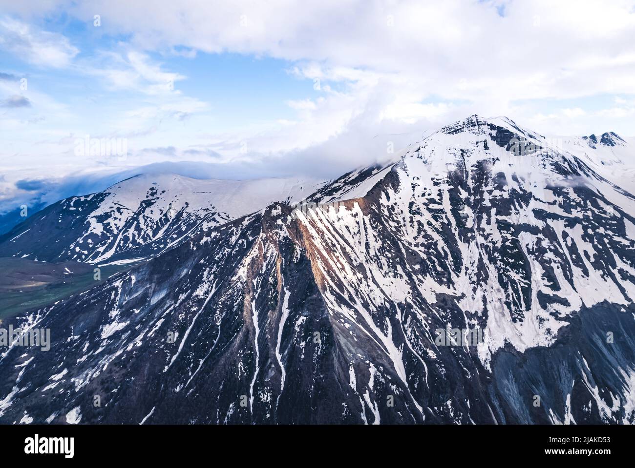 Erstaunliche Drohne Aufnahme von herrlichen Kaukasus-Bergen, Stepantsminda, Georgien. Hochwertige Fotos Stockfoto