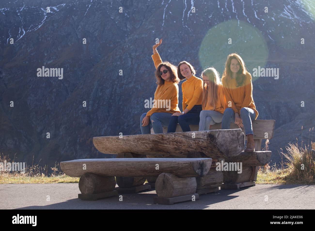 Bergtour. Große glückliche Familie in gelben Pullovern vor der Kulisse der Berge Stockfoto