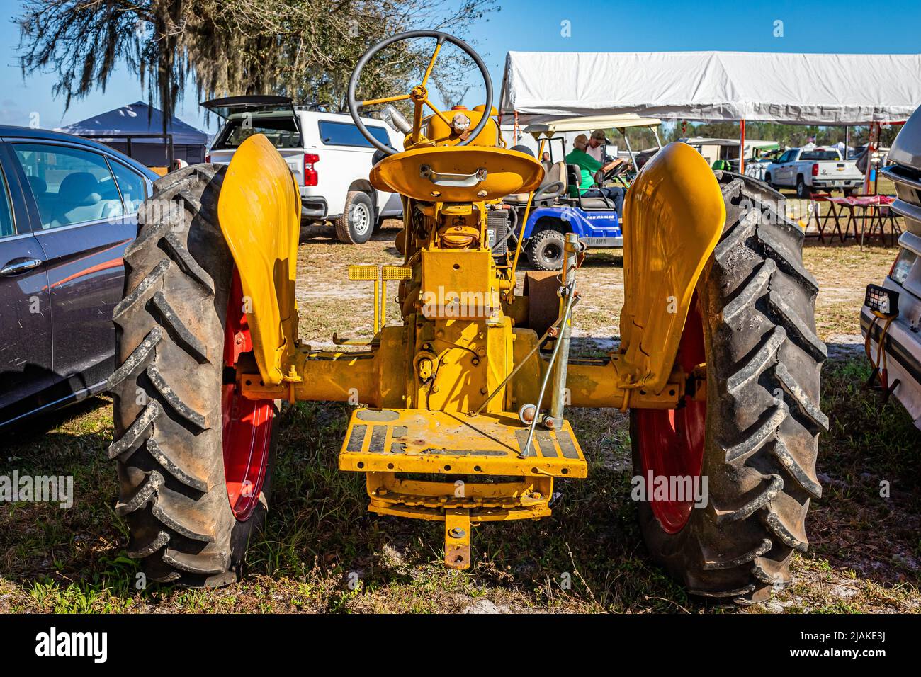 Fort Meade, FL - 23. Februar 2022: 1951 Minneapolis-Moline Model R auf lokaler Traktorenmesse Stockfoto