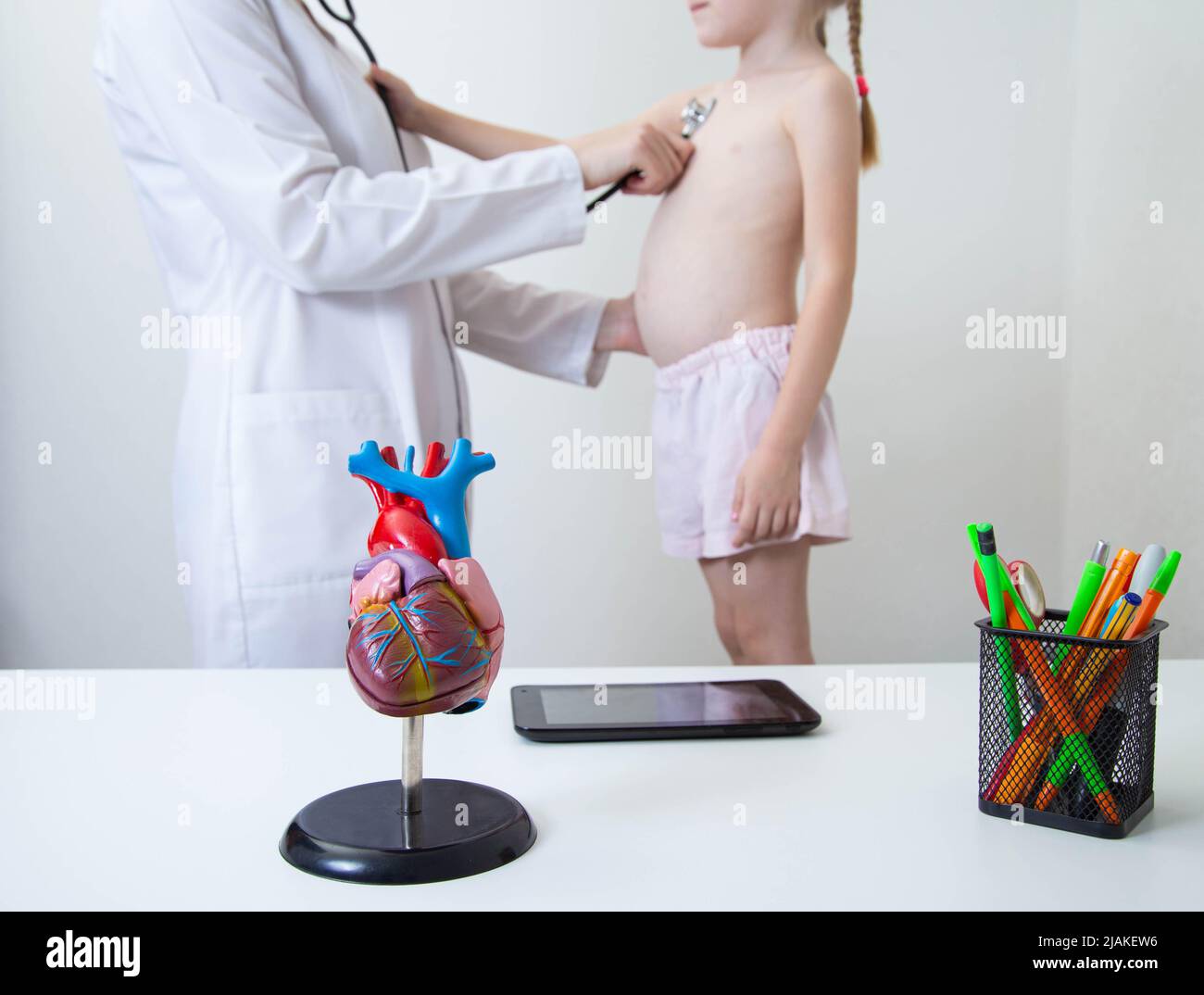 Arzt Kinderkardiologe beim Hören mit Stethoskop Herzfrequenz eines kleinen Mädchens 5 Jahre alt, Herz-Kreislauf-System Stockfoto