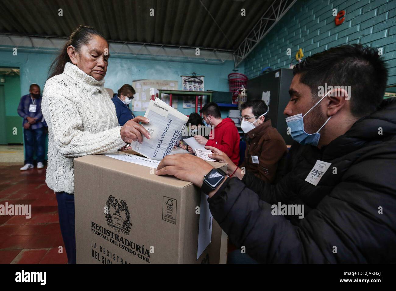 (220531) -- BOGOTA, 31. Mai 2022 (Xinhua) -- Eine Bürgerin wählt in einem Wahllokal in Bogota, Kolumbien, am 29. Mai 2022 ihre Stimme. Gustavo Petro, Präsidentschaftskandidat der Koalition „Historischer Pakt für Kolumbien“, hat die erste Runde der kolumbianischen Präsidentschaftswahlen gewonnen, wie die jüngsten Zahlen aus dem nationalen Register des Landes am Sonntag zeigten. Mit 99,95 Prozent der Stimmen erhielt der progressive Kandidat 8.526.466 Stimmen, gefolgt von Rodolfo Hernandez mit 5.952.783. Petro und Hernandez werden sich am 19. Juni in einer zweiten Wahlrunde gegenübersehen. (Foto von Jhon Hever Paz Stockfoto