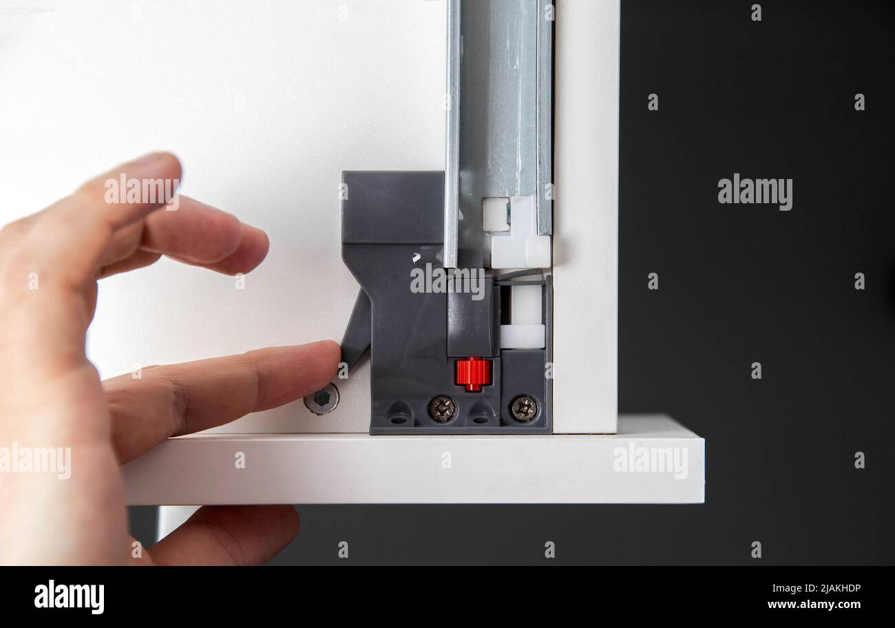 Küchenschublade mit vollständig ausschiebbaren Unterputzschiebern mit Push-to-Open-System. Moderne Einrichtung Stockfoto