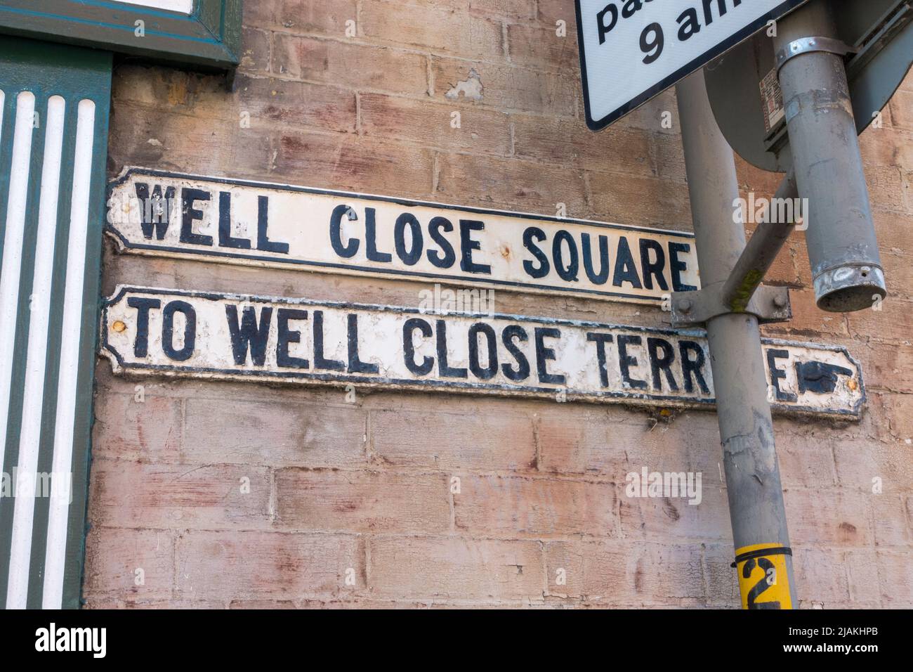 Straßenschilder „Well Close Square“ und „To Well Close Terrace“ in Whitby, North Yorkshire, England. Stockfoto