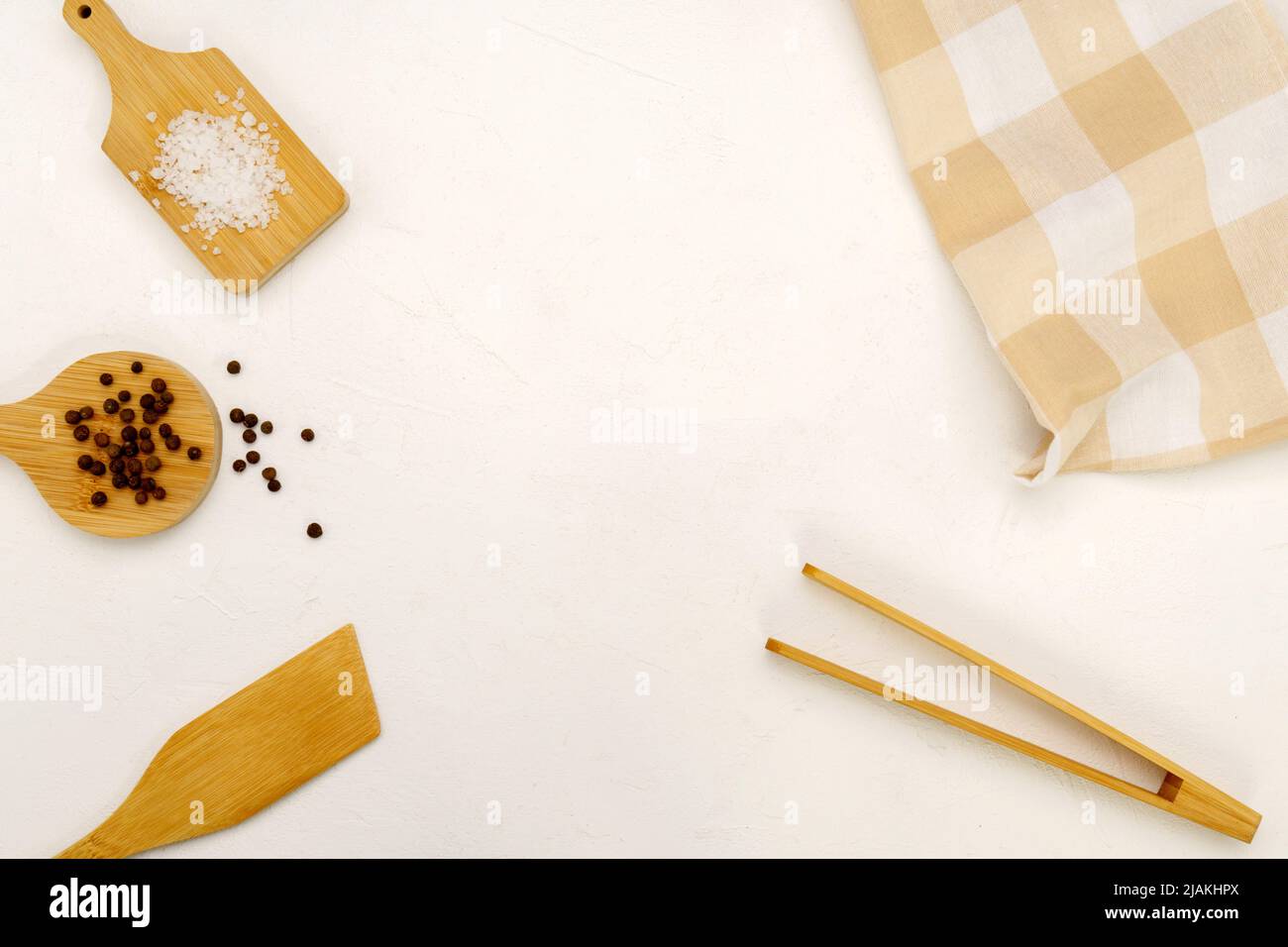 Weißer Beton Küchentisch Salz Gewürze zum Kochen Hintergrund. Vorbereitung gesunde Lebensmittel Hintergrund. Speicherplatz kopieren Stockfoto