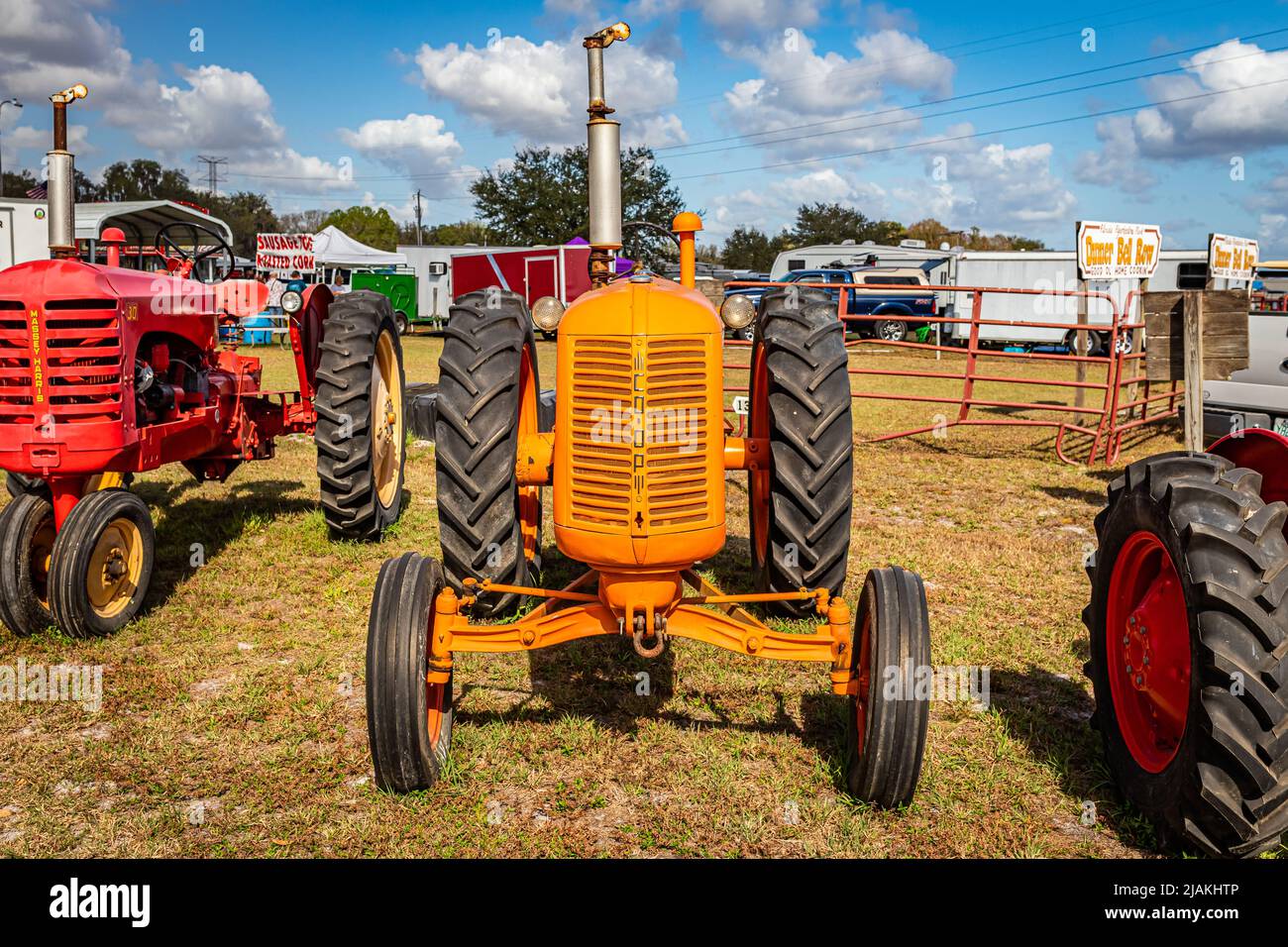 Fort Meade, FL - 23. Februar 2022: 1946 CO-OP E-3 Traktor auf lokaler Traktorenmesse Stockfoto