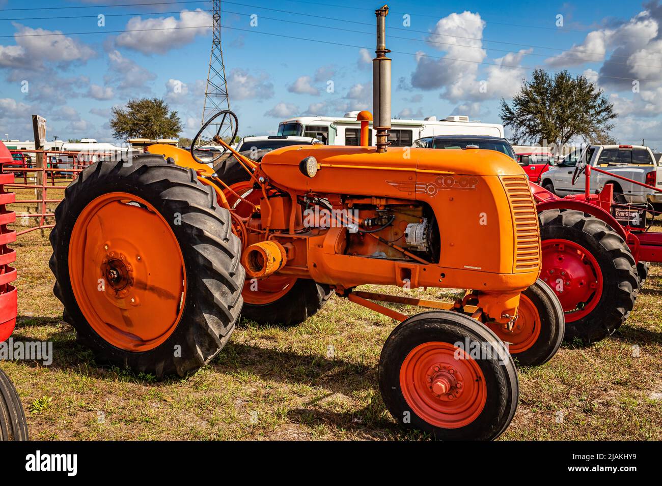 Fort Meade, FL - 23. Februar 2022: 1946 CO-OP E-3 Traktor auf lokaler Traktorenmesse Stockfoto