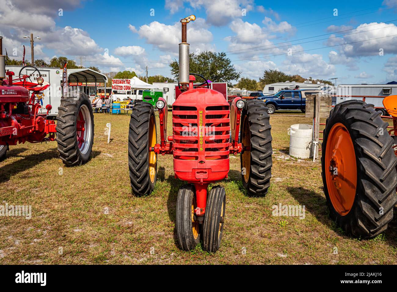 Fort Meade, FL - 23. Februar 2022: 1946 Massey Harris Model 30 auf der lokalen Traktorenschau Stockfoto